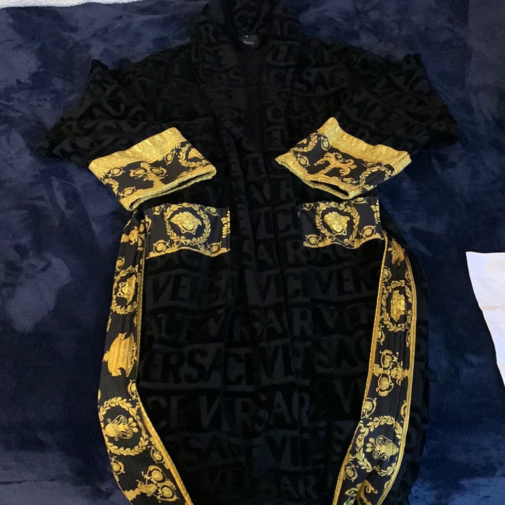 VERSACE BATH ROBE SIZE XL